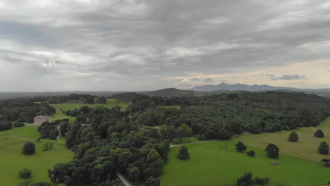Luftaufnahmen-Der-Malerischen-Landschaft-Nahe-Der-Burg-Winterfell-In-Nordirland