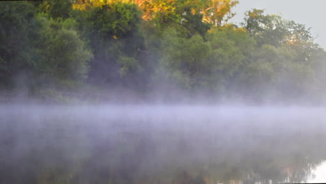 Neblina-Y-Niebla-Moviéndose-Sobre-Un-Río-Río-Abajo-En-La-Mañana