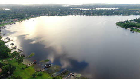 Schöner-Abendlicher-Sonnenuntergang-über-Florida-Lake