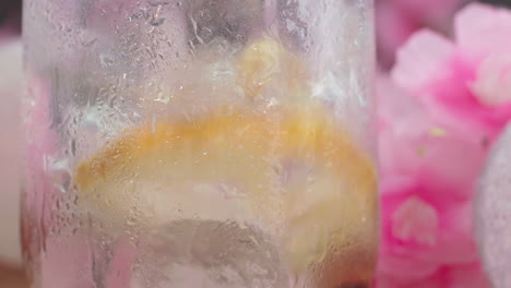 Nahaufnahme-Von-Fallenden-Eisblöcken-In-Einem-Erfrischenden-Sommergetränk