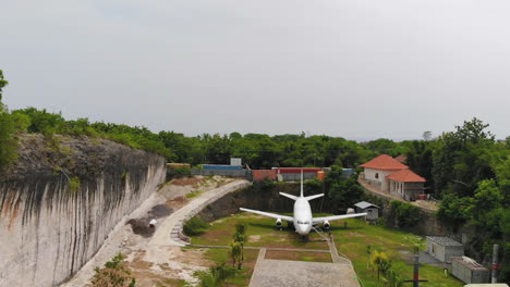 Luftaufnahmen-Eines-Düsenflugzeugs-Auf-Einem-Kleinen-Flugzeugfriedhof
