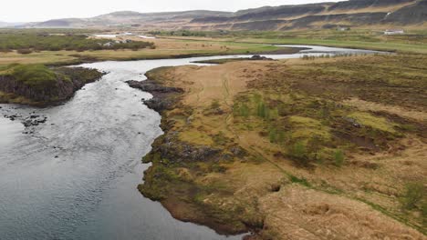 Luftaufnahmen-über-Einem-Fluss,-Der-Zum-Glanni-Wasserfall-In-Island-Führt