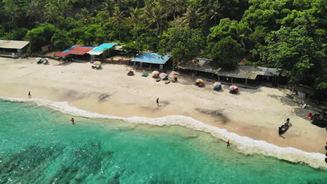 Luftaufnahmen-Eines-Kleinen-Geheimen-Weißen-Sandstrandes-Im-Osten-Balis