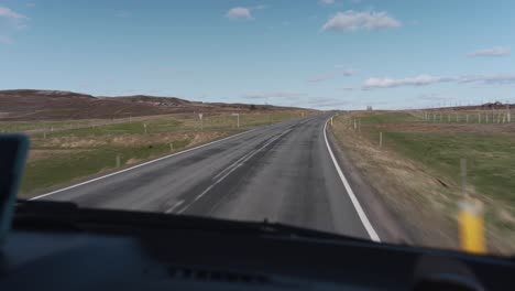 Fahren-Auf-Einer-Straße-In-Island-Mit-Schöner-Landschaft-Und-Vielen-Sehenswerten-Dingen-1