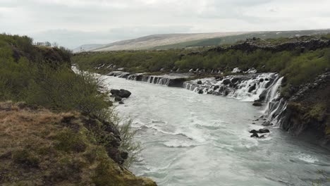 Schwenken-Und-Kippen-Des-Unglaublichen-Wasserfalls-Barnafoss-Und-Seiner-Flüsse-In-Island,-Europa