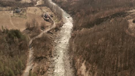 Luftaufnahmen-Eines-Flusses-Im-Italienischen-Apennin-1