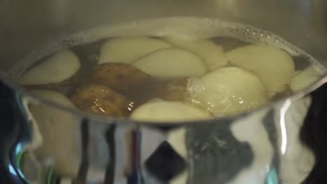 Potatoes-boiling-in-slow-motion