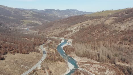 Aerial-–-Podest-Shooting-über-Einem-Fluss-In-Den-Apenninen