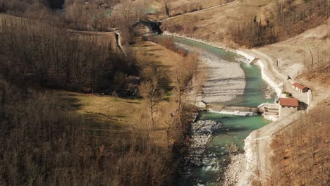 Luftbild-–-Filmischer-Überflug-Eines-Flusses-In-Den-Apenninen