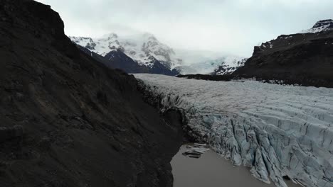 Luftaufnahmen-über-Dem-Svinafellsjökull,-Die-Die-Gletscher-Und-Die-Riesigen-Schneebedeckten-Berge-Im-Hintergrund-Zeigen-2