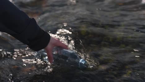 Nahaufnahme-Einer-Weiblichen-Hand,-Die-Eine-Plastikflasche-Mit-Frischem-Gletscherwasser-Aus-Dem-Wasserfall-Bruarfoss-In-Island-Füllt
