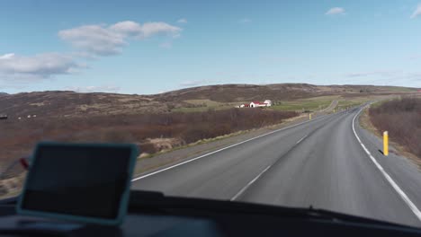 Conduciendo-Por-Una-Carretera-En-Islandia-Con-Hermosos-Paisajes-Y-Muchas-Cosas-Que-Ver