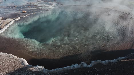 Footage-from-Geysir-hot-springs-locataed-in-Strokkur,-Iceland-1