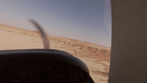 Volando-Bajo-Sobre-El-Vasto-Desierto-De-Namibia