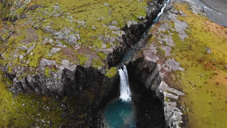 Luftaufnahmen-Von-Oben-In-Den-Isländischen-Bergen,-Die-Einen-Wasserfall-Zeigen,-Der-Von-Oben-Aufgenommen-Wurde