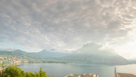 Sonnenaufgangszeitraffer-Der-Stadt-Lugano