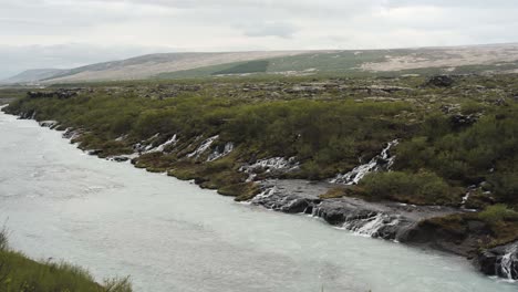 Schwenkender-Blick-Auf-Den-Außergewöhnlichen-Wasserfall-Barnafoss-Und-Seine-Flüsse-In-Island,-Europa