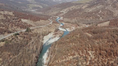 Aerial-–-Überfliegen-Sie-Einen-Fluss-In-Den-Apenninen