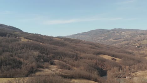 Aerial-:-cinematic-overview-over-the-italian-Apennine-hills-in-autumn