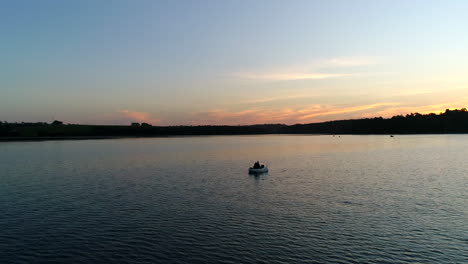 Luftbild-über-Einsames-Boot-Auf-Seen