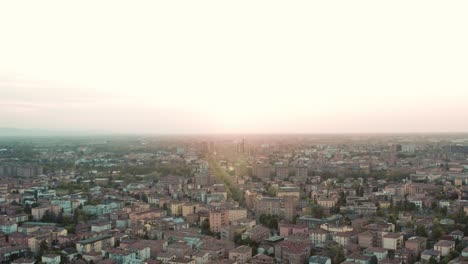 Aerial-–-Filmische-Sockelbewegung-In-Einer-Stadt-Während-Des-Sonnenuntergangs