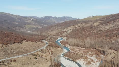 Aerial-–-Super-Dolly-Shooting-über-Einem-Fluss-Im-Apennin