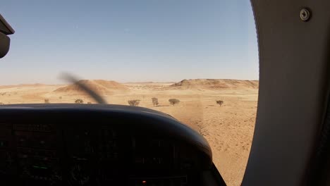 Apuntando-A-Un-Espacio-Entre-Dos-Grandes-Dunas-En-Namibia-Mientras-Volaba-A-Baja-Altura-En-Un-Avión-Pequeño