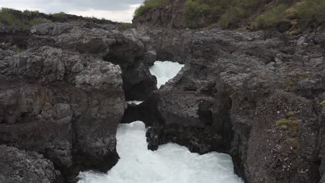 Inclinación-Y-Panorámica-Desde-La-Parte-Superior-Derecha-A-La-Parte-Inferior-Izquierda-De-La-Asombrosa-Cascada-Barnafoss-En-Islandia