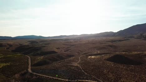 Carretera-Del-Desierto-Al-Atardecer-Y-Al-Anochecer-Con-Un-Río-Serpiente-Y-Mesetas-De-Un-Dron-En-1080p-Verano-De-2018