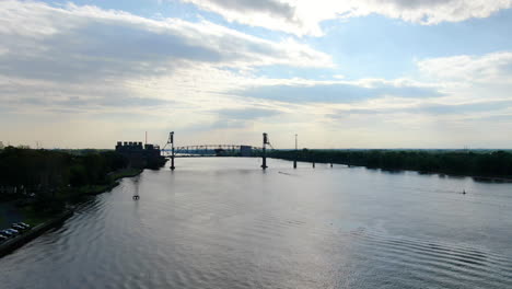 Fliegen-Bis-Zur-Burlington-Bristol-Bridge-über-Den-Delaware-River-Zwischen-Nj-Und-Pa
