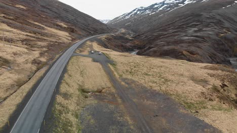 Imágenes-Aéreas-Que-Rastrean-La-Carretera-En-Las-Montañas-De-Islandia