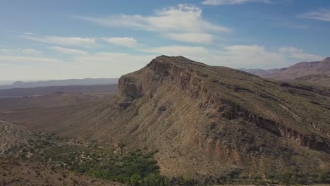 Fliegen-In-Richtung-Berg-In-Der-Wüste-Von-Nevada