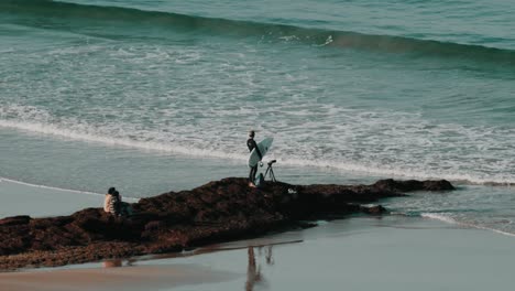 Ein-Surfer,-Der-An-Einem-Strand-In-Marokko-Nach-Wellen-Ausschau-Hält