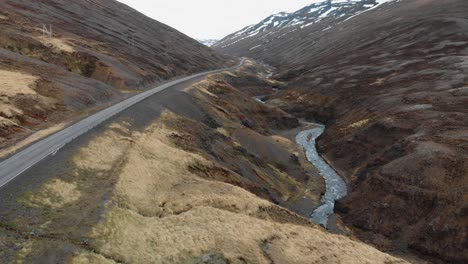 Imágenes-Aéreas-De-La-Carretera-En-Las-Montañas-De-Islandia