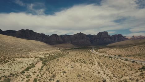 Aufsteigend-In-Der-Nevada-wüste-Mit-Bergen-Im-Hintergrund