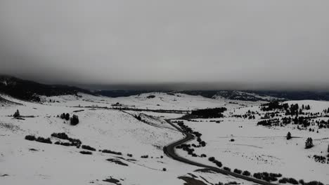 Toma-De-Drones-De-Espesas-Nubes-De-Invierno-Y-Un-Camino-Rural-Ventoso