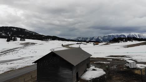 Tiro-De-Drone-De-Un-Granero-En-Una-Zona-Rural-Durante-El-Invierno