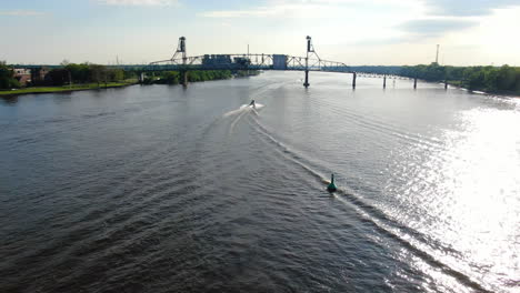 Bootfahren-Auf-Dem-Delaware-River-Unter-Der-Burlington-Bristol-Bridge