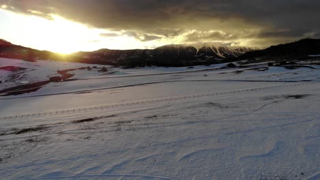 Atemberaubender-Sonnenuntergang-über-Schneebedeckten-Ebenen-Und-Wunderschönen-Bergen