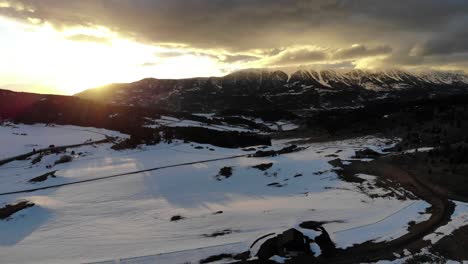Drohnenaufnahme-Eines-Erstaunlichen-Sonnenuntergangs-über-Den-Bergen-Im-Winter