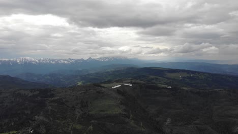 Muy-Alto-Vuelo-De-Drones-De-Verdes-Colinas-Y-Montañas-En-Un-Día-Nublado