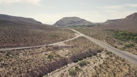 Fliegen-In-Richtung-Berg-In-Der-Wüste-Von-Nevada-1