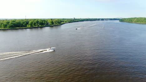 Motor--Und-Segelboote-Auf-Dem-Delaware-River-An-Einem-Schönen-Frühlingsnachmittag