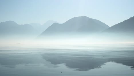 Niebla-Por-La-Mañana,-Tiro-Panorámico-De-ángulo-Bajo-De-La-Bahía-De-Kotor,-Montenegro-1