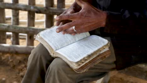 Bauer-Liest-Während-Der-Arbeitszeit-Die-Bibel