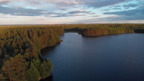 Luftaufnahmen-Von-Einem-See-In-Einem-Schwedischen-Wald-Während-Des-Sonnenuntergangs-2