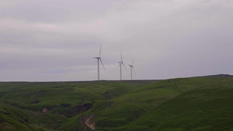 Turbinas-De-Viento-En-Las-Colinas-Alrededor-Del-Embalse-De-Greenbooth-1