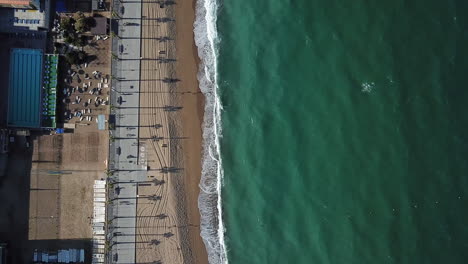 Luftaufnahme-Von-Barceloneta-Beach,-Barcelona,-Spain.reflection-Von-Palmen