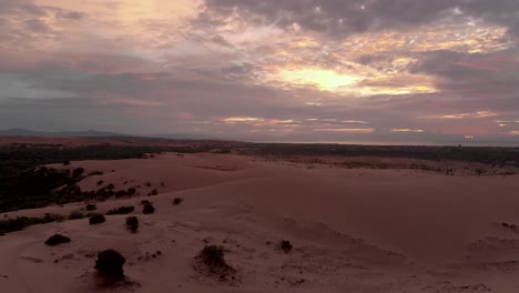 Filmische-Luftdrohnenaufnahme-Des-Goldenen-Sonnenaufgangs-über-Den-Abgelegenen-Sanddünen-Vietnams-Mit-Unberührtem-Sand-Und-Bewölktem-Himmel-7