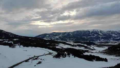 Drohnenaufnahme-Von-Herrlichen-Schneebedeckten-Bergen-Im-Winter
